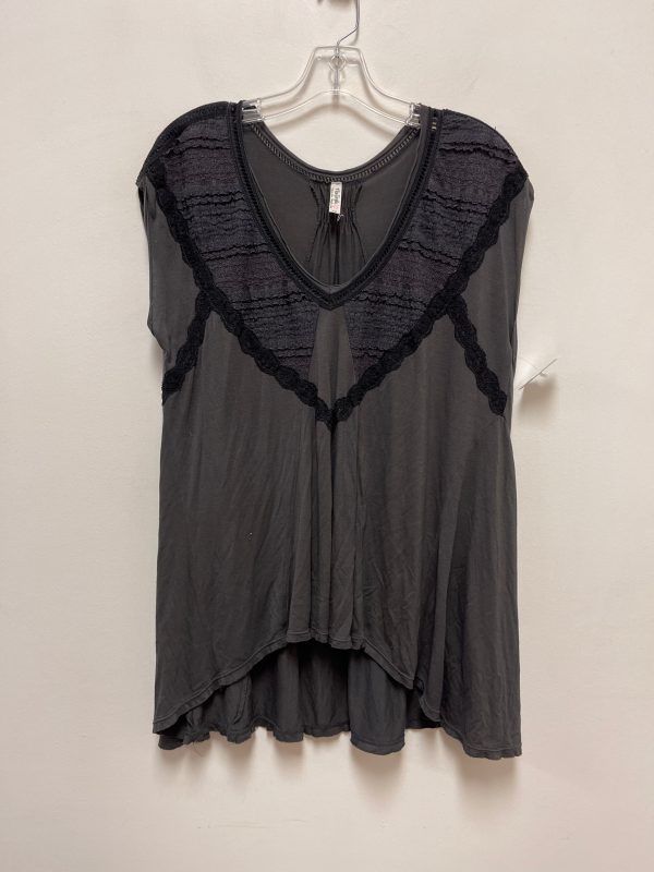 Top Short Sleeve By Free People In Grey, Size: S For Sale