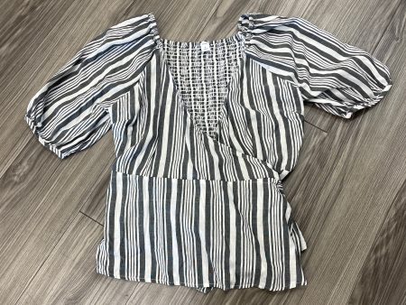 Top Short Sleeve By Old Navy In Grey & White, Size: M Hot on Sale