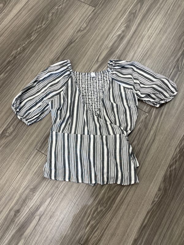 Top Short Sleeve By Old Navy In Grey & White, Size: M Hot on Sale