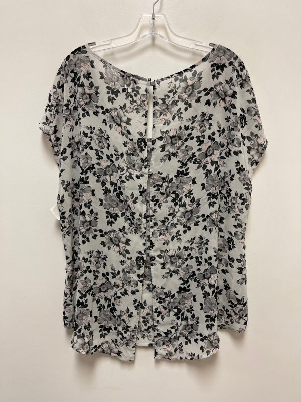 Top Short Sleeve By Torrid In Floral Print, Size: 1x Discount